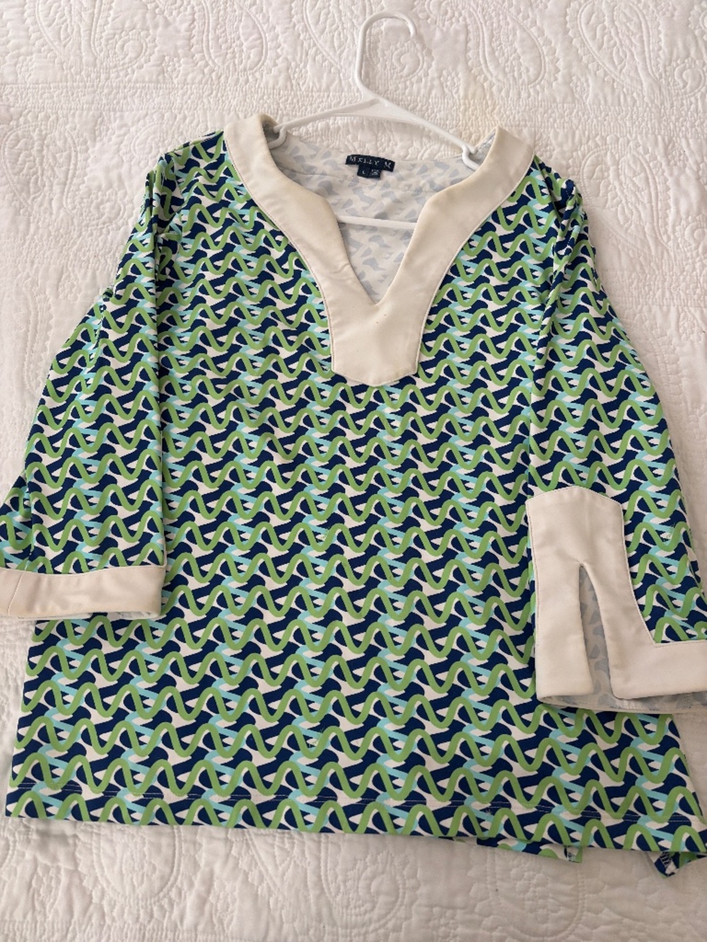 CUTE TOP WITH CONTRASTING NECK AND 3/4 SLEEVE